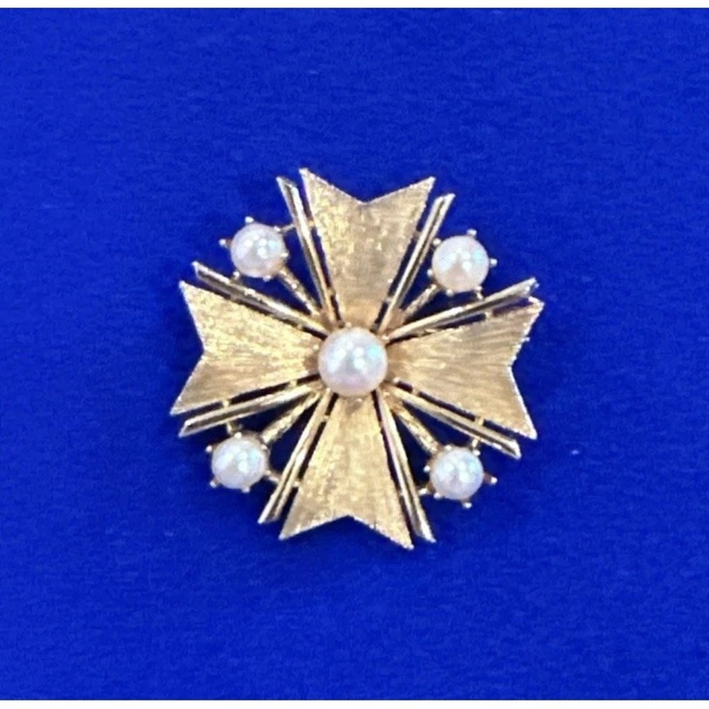 VINTAGE Signed Lisner Gold Tone Center Faux Pearls Brooch Pin  Quality Unique